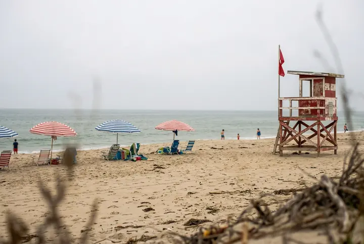The beach photo after the general prompt: the green-yellow tint gone, the sky still gray